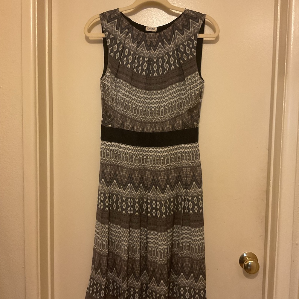 L'AGENCE Black and Gray Patterned Sleeveless Midi Dress